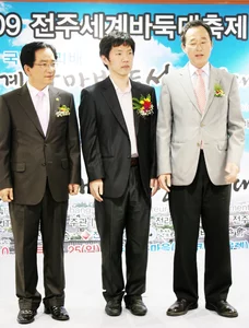 17 live yi changho with some officials