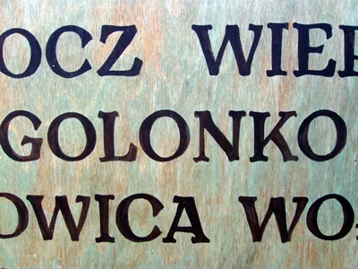 17 antykwa torunska on a public sign